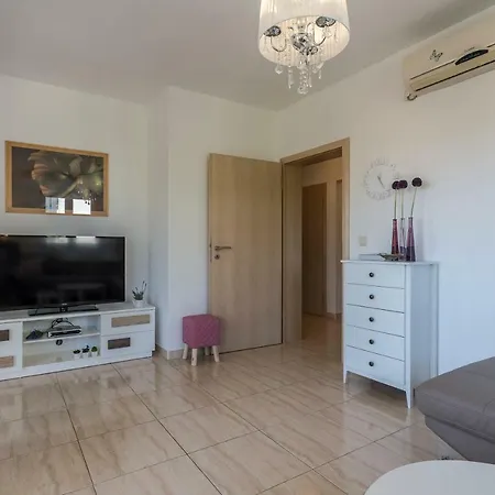 Neda Apartment *